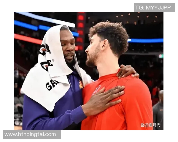 谢泼德与杜兰特击掌庆祝打得可以的默契配合引发全场欢呼